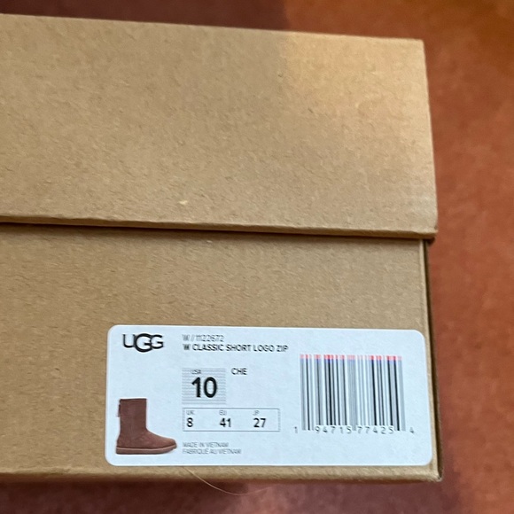 UGG Classic Short Logo Zip Boot - Picture 3 of 7